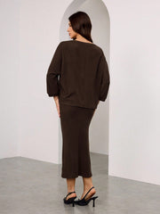 WOMEN BATWING SLEEVE ROUND NECK T-SHIRT AND MID-LENGTH STRAIGHT SKIRT
