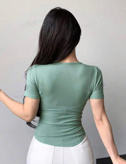 WOMEN'S SOLID COLOR SLIM FIT T-SHIRT WITH NOTCHED NECKLINE